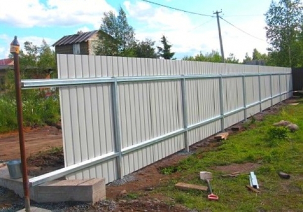Photo of Руководство по монтажу забора из профнастила